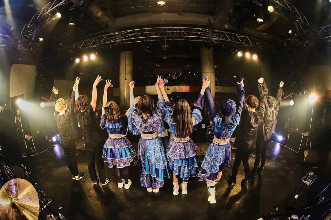 白井將人のインスタグラム：「may in film BANDSET ONEMANLIVE "esola"  無事終演しました。バンドセットじゃないとできないこと、may in filmがバンドセットをやる意味、他のアイドルのバンドセットではできないこと、極限まで詰めた1日になりました。今こんなライブできるのは世界でmay in filmしかいないんじゃないかと思う1日になりました。  ステージの頼もしい8人を袖から観てたら感動して涙出てきました。それくらい素晴らしいステージで、1年半折れずにmay in filmの音楽を突き詰めてきて心からよかったと思いました。  アイドルシーンでは異端な音楽を想像の何倍にも表現してくれているメンバー、愛してくれているお客さんに何よりも感謝です。突き進んでいくパワーになります。  新曲「エソラ」は渡井さん作詞、藤代作曲の黄金コンビで、制作段階から"バンドセットで演奏している画"を意識して制作していたので昨日のライブでやっと完成になりました。大事にリリースしたいのでサブスクの公開等少々お待ちください。  今年はたくさんバンドセットをやっていきたいと思っているので、その際は是非昨日の最高を更新しにきてください。  そしてバンドセットではない日も素晴らしいライブをしているので日々の末永い応援も引き続きよろしくお願いします。  バンドメンバーも全スタジオ打ち上げして、最早新しいバンドを組み始めた気持ちです。このマニピの藤代含めこの5人と一緒にバンドやれて幸！！！！  音響のO-Crest森山さん、照明のらむ、モニターに初参加のSound Stream sakuraザキさん、撮影に白石さん、映像チームにうつみも、いつも無茶苦茶なお願いする中でそれを越えるクリエイティブを発揮してくれて感謝止まりません。  まだまだプロデューサー見習いですが、周りの人たちをもっと幸せにできるよう精進します。これからもみなさん何卒よろしくお願いします！  photo by 白石達也(@t_s_p_1988 )」