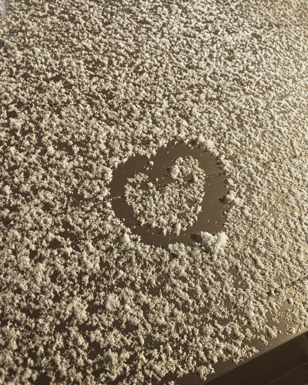 のインスタグラム：「雪が積もってたので指でハートを描きました♡  全国のみなさま、明日は十分お気をつけてお過ごしください✨  #雪❄️ #大寒波☃️  #お気をつけて⚠️」