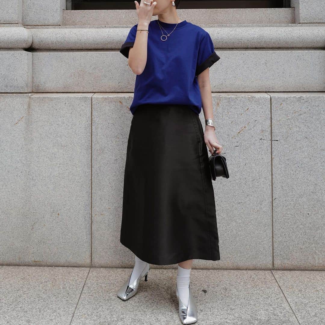 正中雅子のインスタグラム：「💙💙💙  Tシャツはブルーもあります☺︎  ブルーは裏が配色になってるので 折り返したときにポイントになって🤤  リバーシブルでも着てもらえるように作ってて 裏で着た時はサイドにMACHATTタグ付き🏷  ジワジワ人気のサテンツイルスカートも予約アイテムです！  最近あんまりスカート穿かなくなったけど これはモードさもあって好きでよく履くのと ハリ感があってかっこよさもある！  新色でホワイトもあるので是非ご検討くださいね🫶  -PRE ORDER- 1.26 thu 12:00-1.30 mon 23:59  #MACHATT #masaco服」
