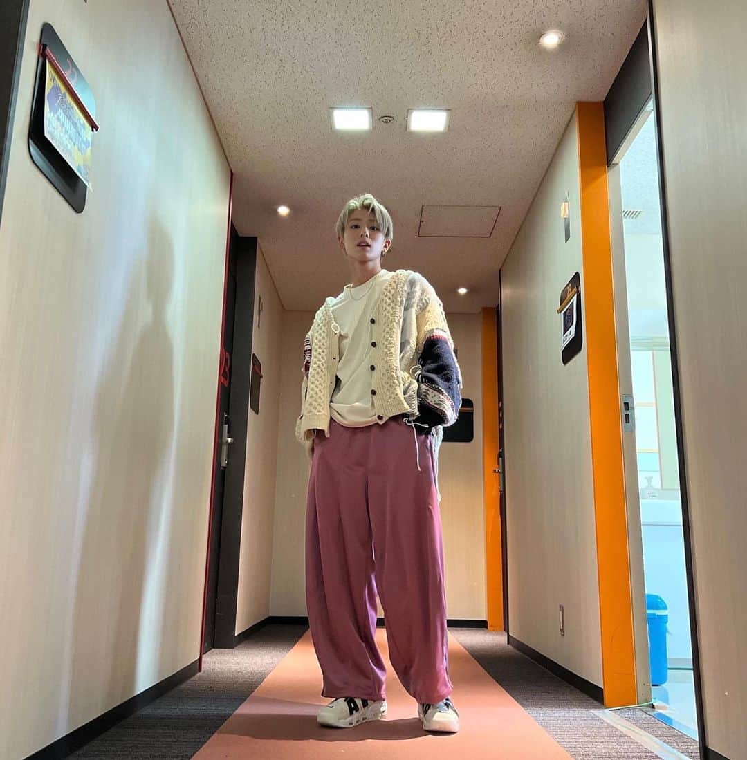 浦野秀太のインスタグラム：「今日の衣装👕  ぽかぽかしてる？☀️ #ぽかぽか」