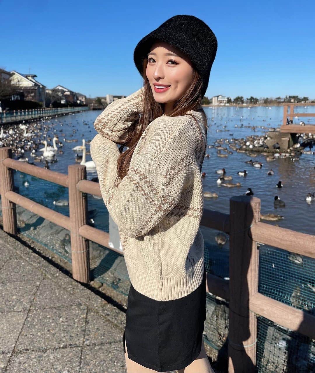 MIYABIのインスタグラム：「今日は雪の中、1日撮影してきたよ☃️📸  寒かったけど楽しかったなぁ☺️  4枚目のカモ上手く撮れたカモ🦆🫢 どう〜？笑笑  冬にしか見られない鳥さん達🦢  ご飯あげたらみんな喜んで食べてたの✨  素敵な景色　目に焼き付けたぁ🫶  寒いから温かくして寝てね😴  お休みちゅうっ💋  #cyberjapan  #サイバージャパン  #cjd_miyabi  #新潟県」