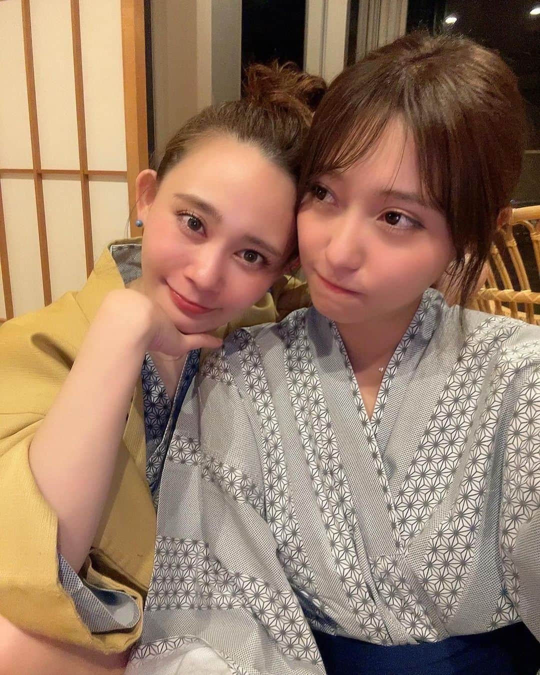 堤ゆきみのインスタグラム：「去年の12月のお話🤍  大好きなしおりさんと誕生日が同じ12月、そして日にちも1日違いなのもあり琥珀ちゃんも一緒にお誕生日旅行に💞  着いてからお酒飲んで温泉入ってご飯食べまた飲んで、、過ごし方がご褒美すぎる...ご飯夜も朝も本当に美味しかった！  しおりさんが選んでくれた旅館「白檀」は内装から何まで全てがタイプでした...いつも旅館選び最高です🥺  また今年も行きたいなぁ🙏💘」