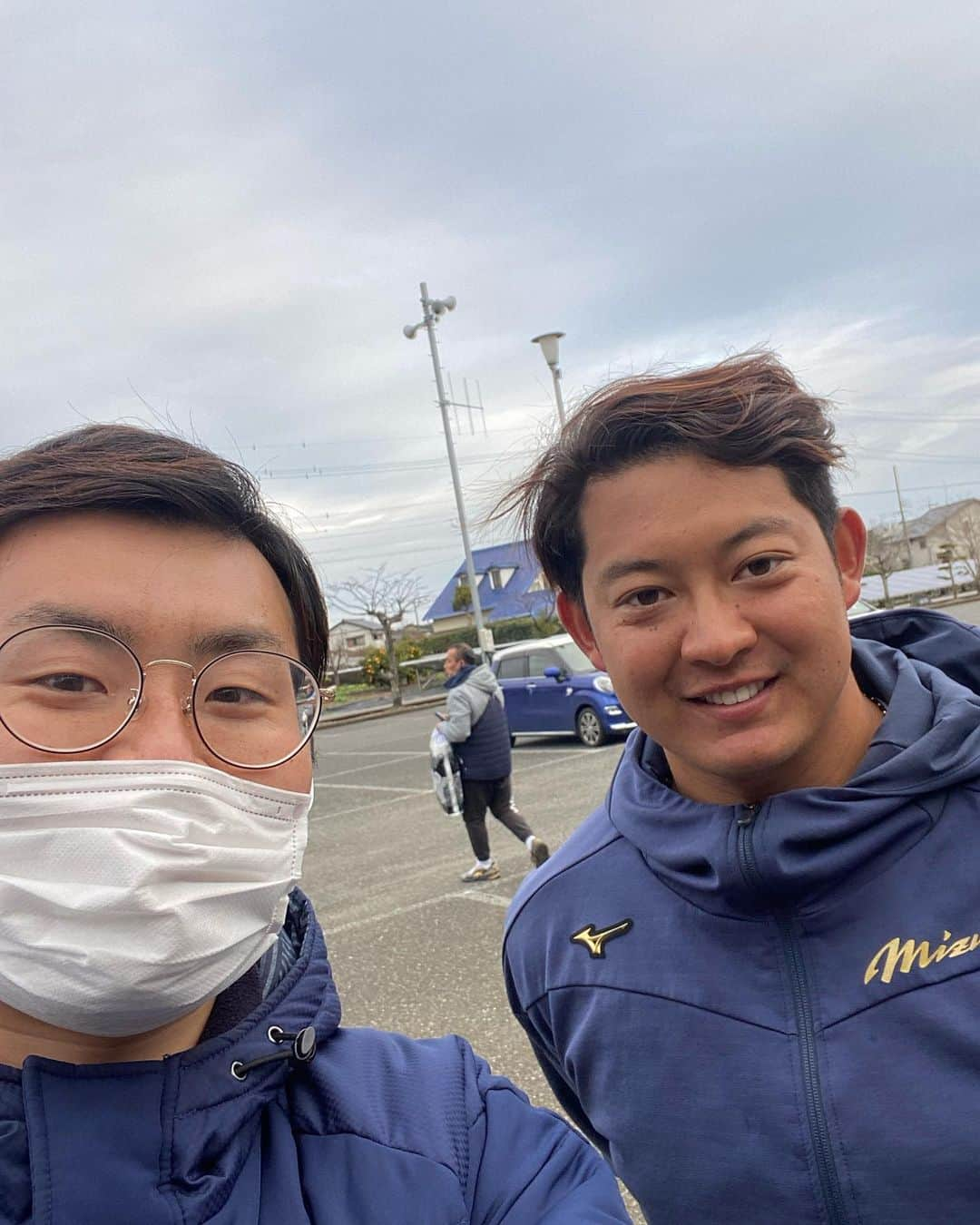 片山真人のインスタグラム：「先日、静岡県内で自主トレ中の、千葉ロッテマリーンズ #佐藤都志也 選手に会ってきました。  千葉ロッテの守護神益田投手率いる自主トレ組で、キャンプインまでの期間、比較的温暖な静岡でトレーニングに打ち込んでいます。 聖光学院から東洋大学を経てドラフト2位で千葉ロッテへ。昨季は出場数も本塁打もキャリアハイをマークし飛躍の一年となりました。結婚も発表し、打てる捕手ではありますが、外野としても計算できるだけに、今季どんな活躍を見せてくれるのか、楽しみで仕方がありません。  差し入れは、静岡のイチゴを。  ファンに対してもひとりひとり、丁寧にサインに応じていた姿に人柄の良さを感じました。  頑張ってね！！  #静岡 #Shizuoka #プロ野球 #千葉ロッテ #千葉ロッテマリーンズ #chibalotte #ロッテ #聖光学院 #東洋大学」