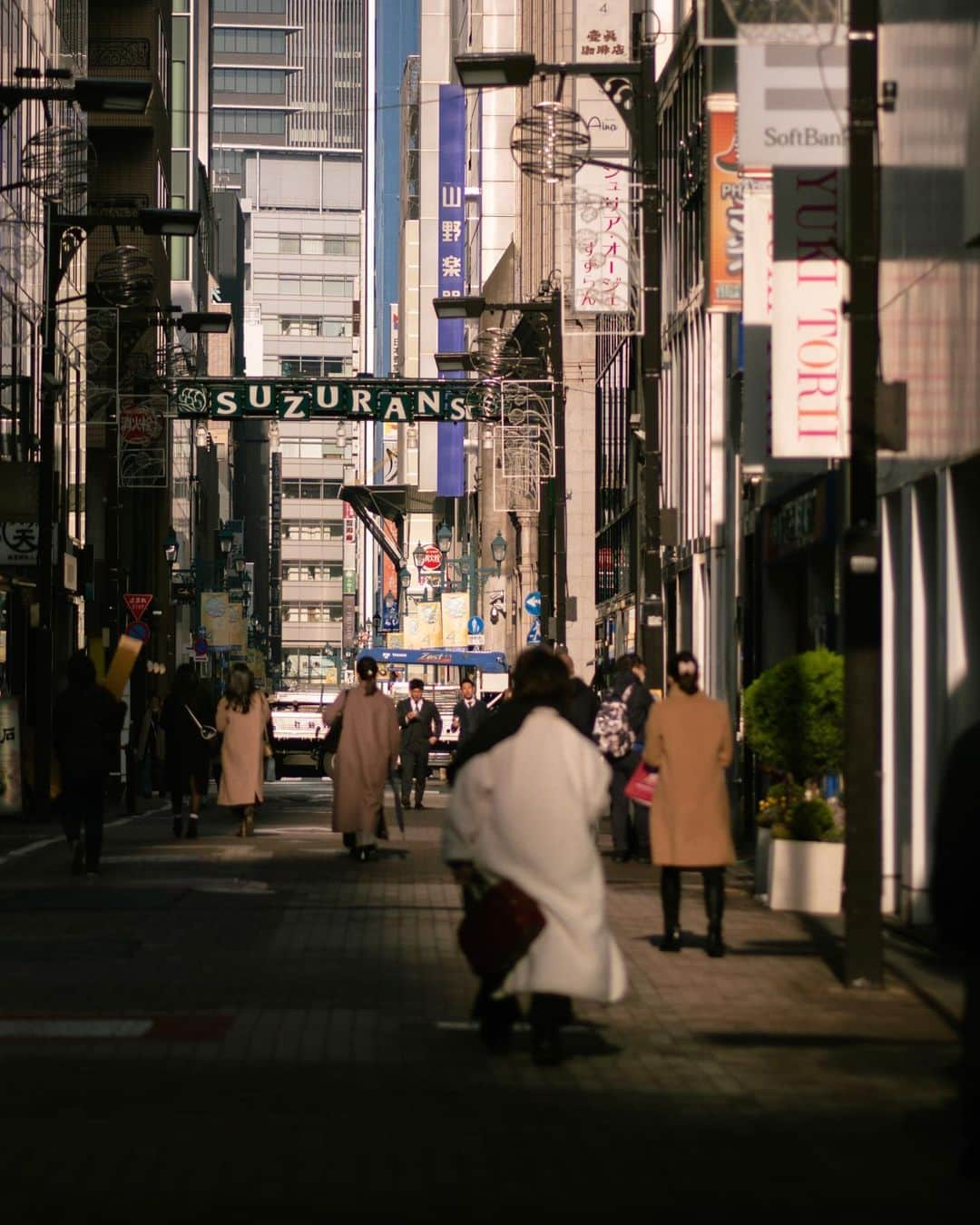 羽坂譲人さんのインスタグラム写真 - (羽坂譲人Instagram)「Shooting what happens now with classic gear is interesting — such retrospective images are given. They are digital (not film)! Such a classic look of what I saw in prints in my childhood, but everyone in the photos wears mask and holds smartphone. Since I shoot with this cam and old lens, the photos got some "successiveness" with the old intuitive photos of mine, and some photos of me in childhood taken by my parents, etc.. I feel like that I as a child am affirmed now. I feel like I want to tell me in childhood how that child's hustle is connected to what I am now. 今この場で起きていることを、昔の機材で撮ってみる。進化する前の手法で撮ると、レトロな写りをするからおもしろい。デジタルなのに。こんな子どもの頃見たような写りをするのに、みんなマスクしてスマホ持って歩いてる。このカメラと古いレンズで撮るようになってから、昔撮った何気なく撮った写真だけじゃなくて、親が撮った小さい自分の写真とかとの連続性ができて、なんか昔の自分を肯定されているような気分だ。そうか、あの時の自分はこういう形で今とつながるんだ、というのを、過去の自分に伝えてあげたくなるような感じがするのだ。 . . . . . #myleicaphoto #myleicajourney #leicam10preporter #leicam10p #throughyourleica #teleelmarit90mm #lensculture #lfimagazine #worldviewmag #life_is_street #toneception #f22bestphoto #spicollective #forthetones #myspc #tspf #throughyourleica #leicagram #leica_world #leica_society #leicacommunity #leica #leicacamera  #leicamag #photocinematica」1月24日 22時39分 - _f7