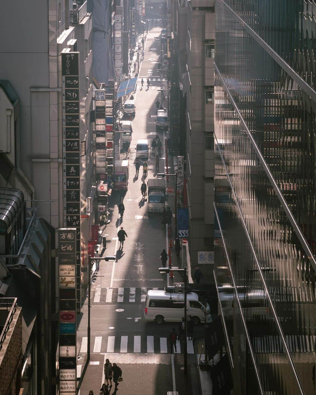 羽坂譲人さんのインスタグラム写真 - (羽坂譲人Instagram)「Shooting what happens now with classic gear is interesting — such retrospective images are given. They are digital (not film)! Such a classic look of what I saw in prints in my childhood, but everyone in the photos wears mask and holds smartphone. Since I shoot with this cam and old lens, the photos got some "successiveness" with the old intuitive photos of mine, and some photos of me in childhood taken by my parents, etc.. I feel like that I as a child am affirmed now. I feel like I want to tell me in childhood how that child's hustle is connected to what I am now. 今この場で起きていることを、昔の機材で撮ってみる。進化する前の手法で撮ると、レトロな写りをするからおもしろい。デジタルなのに。こんな子どもの頃見たような写りをするのに、みんなマスクしてスマホ持って歩いてる。このカメラと古いレンズで撮るようになってから、昔撮った何気なく撮った写真だけじゃなくて、親が撮った小さい自分の写真とかとの連続性ができて、なんか昔の自分を肯定されているような気分だ。そうか、あの時の自分はこういう形で今とつながるんだ、というのを、過去の自分に伝えてあげたくなるような感じがするのだ。 . . . . . #myleicaphoto #myleicajourney #leicam10preporter #leicam10p #throughyourleica #teleelmarit90mm #lensculture #lfimagazine #worldviewmag #life_is_street #toneception #f22bestphoto #spicollective #forthetones #myspc #tspf #throughyourleica #leicagram #leica_world #leica_society #leicacommunity #leica #leicacamera  #leicamag #photocinematica」1月24日 22時39分 - _f7