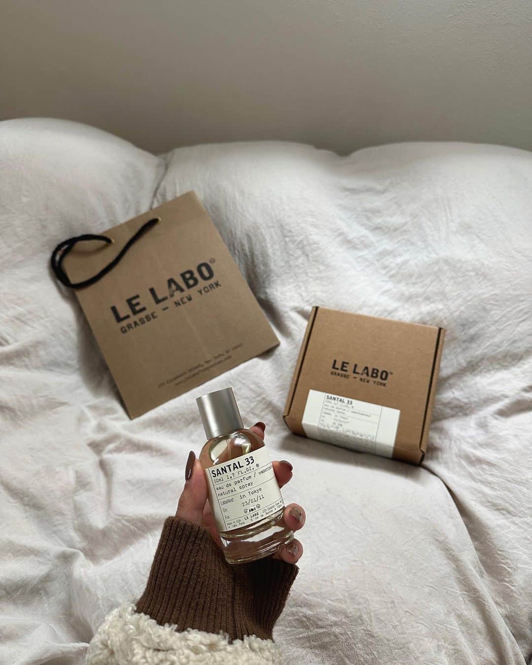 志田友美（ゆうみん）のインスタグラム：「@lelabofragrances 🫧  一目惚れならぬ、嗅ぎ惚れ。w めちゃくちゃ好みなの出会ってしまった🥺 ラストの匂いがたまらん。たまらん。💞  その人の体温によって匂いが変わるみたい。  やっぱりメンズっぽい匂いが好きみたいです🥹  ２月から値上げするみたい🤫💦  #santal33 #lelabo #lelabofragrances」
