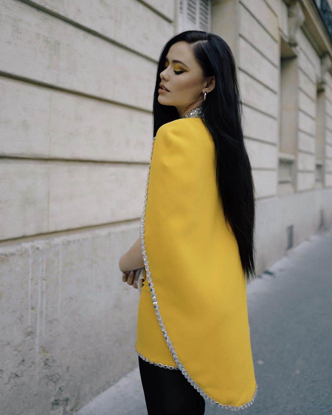 クリスティナ・バザンのインスタグラム：「May Paris Couture FW begin ✨ Dressed like a superhero lemon 🍋 for yesterday’s gorgeous @georgeshobeika show. P.S literally took my coat off for less than 1min to take these photos as it’s been so darn crazy cold out here 🥶❄️ Photography by my love @elisaparron」
