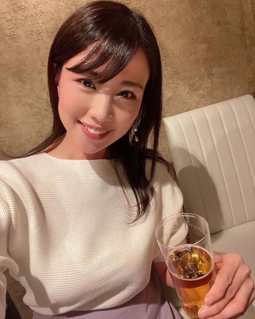 道岡桃子のインスタグラム：「本日…  フォロワー様✨✨  30,000人になりましたー！！！🎉  優しい皆様のおかげです🙇‍♀️  ビールでお祝い🍺するも  一口で出来上がっています…🥰  （かお赤い…）  いつもありがとうございます🍑！！  引き続きよろしくお願いします💕  #followforfollowback  #followｍe  #followfollowfollow  #foodstagram  #followers #follow4followback  #japanesegirl  #japanese  #asiagirl #beer  #alcohol #japan  #ビール #ビール女子  #お酒弱い  #フォロワー  #アナウンサー  #フリーアナウンサー  #女子アナ」