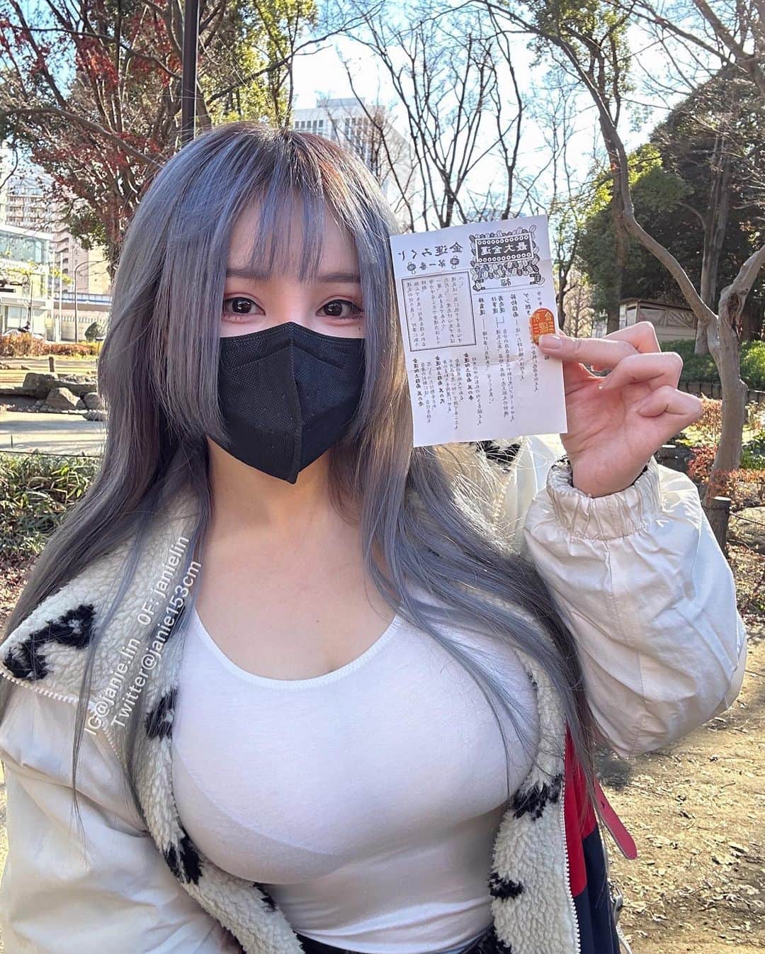 泥泥林のインスタグラム：「㊗️看到這篇的你都能擁有最大金運💛 #SwipeLeft for introducing Video🫶 最後有影片！  從東京鐵塔🗼下來的時候 無意間發現了這件寺廟（？ 看到很多人在排隊買御守 走過去順手買了一個金運 本來以為也是一個御守的概念 看到其他日本人把他拆開才發現原來是籤紙😆  新年一開始就抽到最大金運 真的超開心的🤩🤩🤩 跟大家分享我的開心❤️ 希望大家都能擁有很好運的一年～  2023.01.03 #泥の旅遊碎片 #日本篇  📍 #宝珠院 #増上寺 #Tokyo #japan」