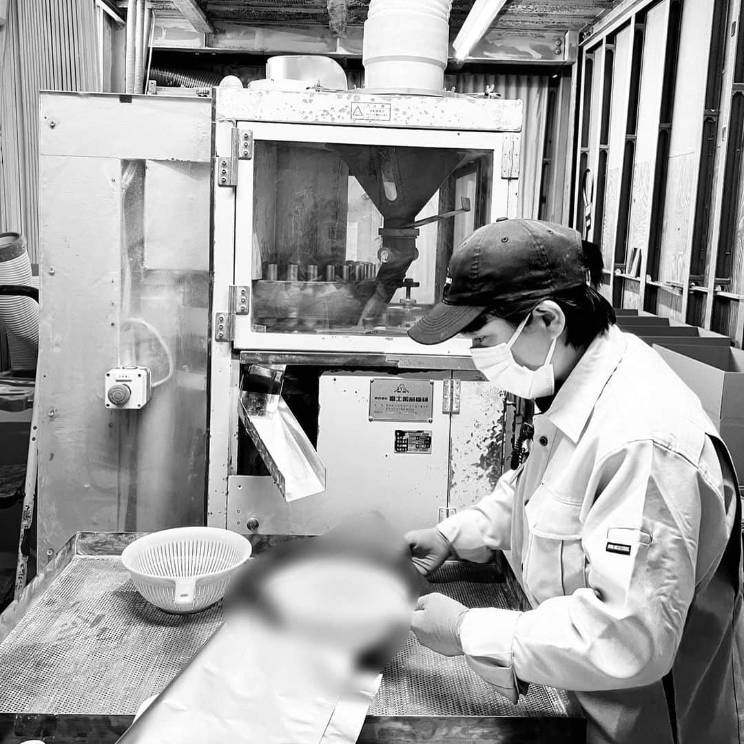 宇佐美佑果のインスタグラム：「Where there’s a will, there’s a way. 為せば成る、為さねば成らぬ何事も。  人生ずっとこの言葉を信じて生きてきたけど、 裏切られたことは幸いまだない。  想いがあり、努力を続けられれば、 時間がかかったとしても 必ず何かしら見えてくる景色はある。 （それが自分にとって 毎回ベストなものではなかったとしても）  この写真に写っている光景は、 2年前には、想像もつかなかった景色。  1年前は、たどり着けるかわからず 不安でたまらなかった景色。  やっと見ることができた。  あと少しだ。 ってほど少しでもないですが笑  まだ乗り越えるべき壁は山ほどあるし、 到底自分なんかの手に負えないと感じることも 出てきそうだけど、結局は  「諦めないこと」 「自分を信じ続けること」  これをどこまでできるかが勝負なんだろうな。 何事も。 当たり前な話かもしれませんが。。💦  負けない。  #夢 #諦めない #起業 #wheretheresawilltheresaway」