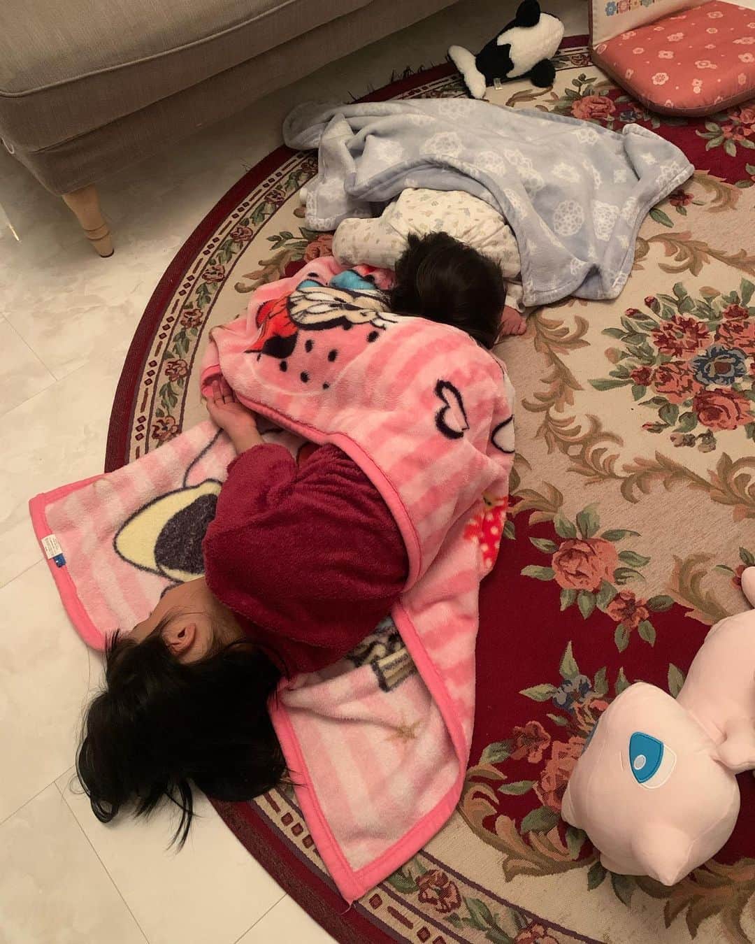 桜田聖子さんのインスタグラム写真 - (桜田聖子Instagram)「なんて可愛い２人なんでしょ💕  寝かしつける前に大急ぎで後片付けをしてたら、珍しく、なんか静かだなぁ・・・  ２人ともリビングで寝ちゃってました😴  床暖ついてて気持ちいいんだよね❣️  ネェネのお下がりパジャマを着たテルマは、ネェネの足を枕にして寝ています😆  さてー！寝てくれたのはありがたいけど、２人とも抱っこで上の階のベッドに連れて行かなくてはー🤣(ネェネ、２１kg🥲)  おやすみなさい🌙  #downsyndrome #specialneeds #trisomy21 #ダウン症 #ダウン症候群 #トリソミー21 #3歳11ヶ月 #成長記録 #生まれてきてくれてありがとう  #心室中隔欠損症  #男の子ママ  #男の子 #boy #ダウン症ボーイ #trisomy21boy #姉と弟 #ネェネ大好き」1月24日 23時04分 - seikosakurada