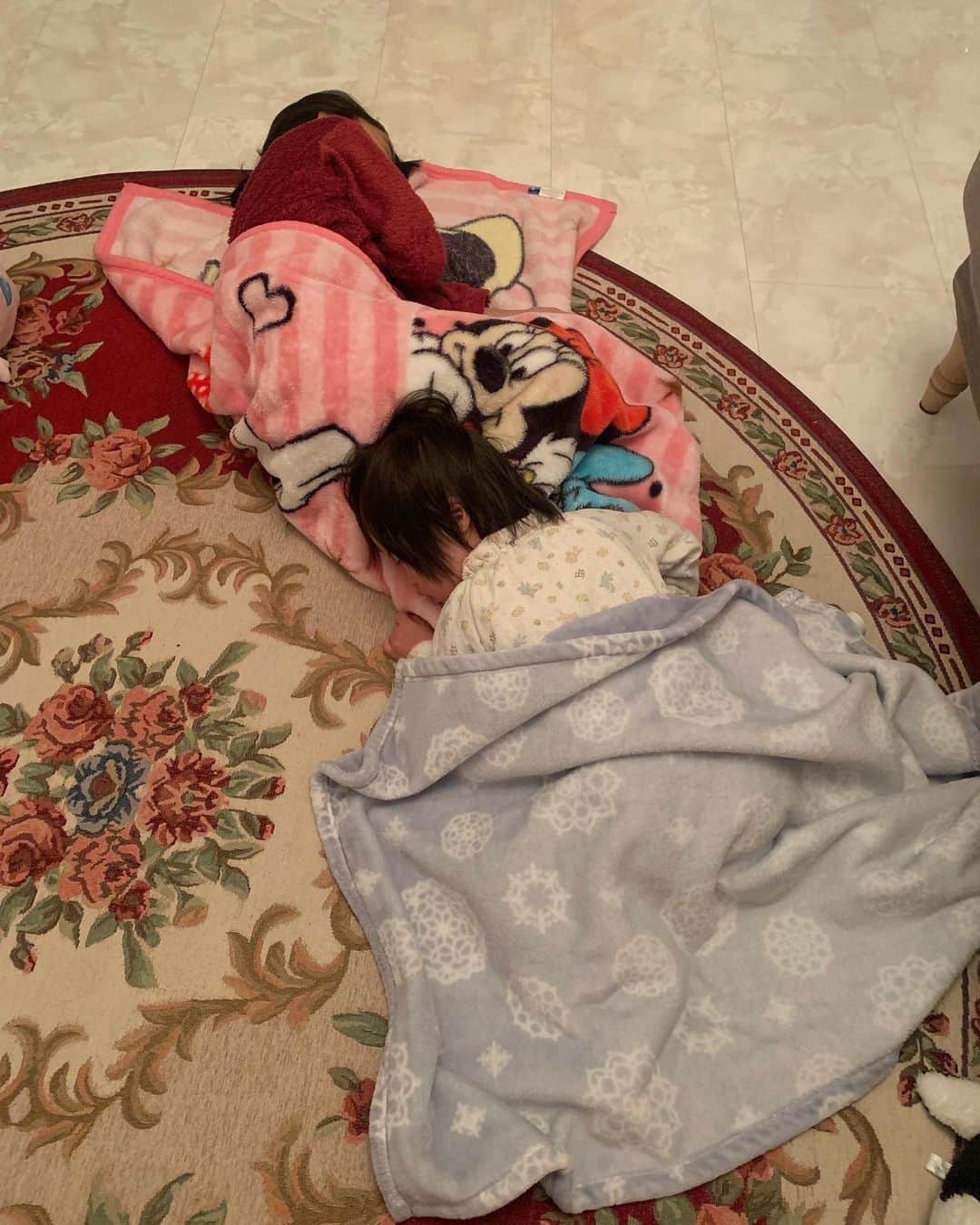 桜田聖子さんのインスタグラム写真 - (桜田聖子Instagram)「なんて可愛い２人なんでしょ💕  寝かしつける前に大急ぎで後片付けをしてたら、珍しく、なんか静かだなぁ・・・  ２人ともリビングで寝ちゃってました😴  床暖ついてて気持ちいいんだよね❣️  ネェネのお下がりパジャマを着たテルマは、ネェネの足を枕にして寝ています😆  さてー！寝てくれたのはありがたいけど、２人とも抱っこで上の階のベッドに連れて行かなくてはー🤣(ネェネ、２１kg🥲)  おやすみなさい🌙  #downsyndrome #specialneeds #trisomy21 #ダウン症 #ダウン症候群 #トリソミー21 #3歳11ヶ月 #成長記録 #生まれてきてくれてありがとう  #心室中隔欠損症  #男の子ママ  #男の子 #boy #ダウン症ボーイ #trisomy21boy #姉と弟 #ネェネ大好き」1月24日 23時04分 - seikosakurada