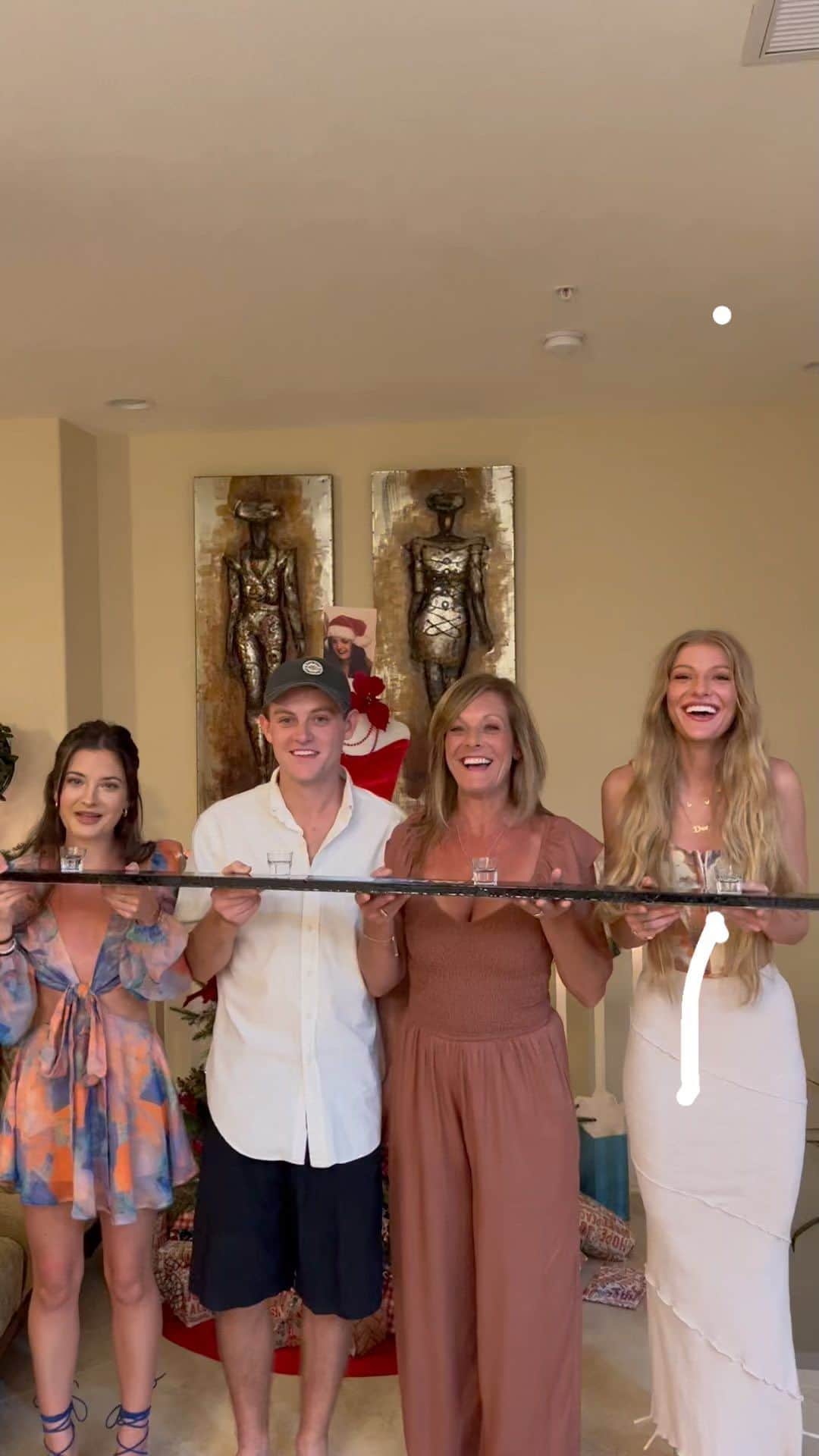 ケリー・ハイランドのインスタグラム：「Family shotski !」