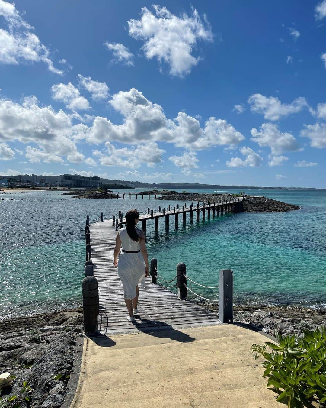 小川理子のインスタグラム：「まえの沖縄から、1年くらい空いてしまったけど、やっと来月沖縄に行けます🏖写真の時は11月後半だったのに、暖かくてこの服装で大丈夫だったの！！  沖縄好きだから楽しみ♡ 今回はとりあえず往復チケット買って、プランはあとで考えようとしたの。そしたらもうすぐ２月で焦ってる💦 はやいね。。 せっかくだからプロ野球キャンプも観てくるつもりだよー‼︎⚾️晴れますように♡  #沖縄旅行🌺 #沖縄観光 #沖縄ビーチ #沖縄ポートレート #ポートレート撮ってる人と繋がりたい #沖縄写真 #カメラ好きと繋がりたい #被写体女子 #ポートレートモデル撮影 #恩納村ビーチ #恩納村 #japanesebeach #okinawabeach #okinawatrip #okinawaphotography」