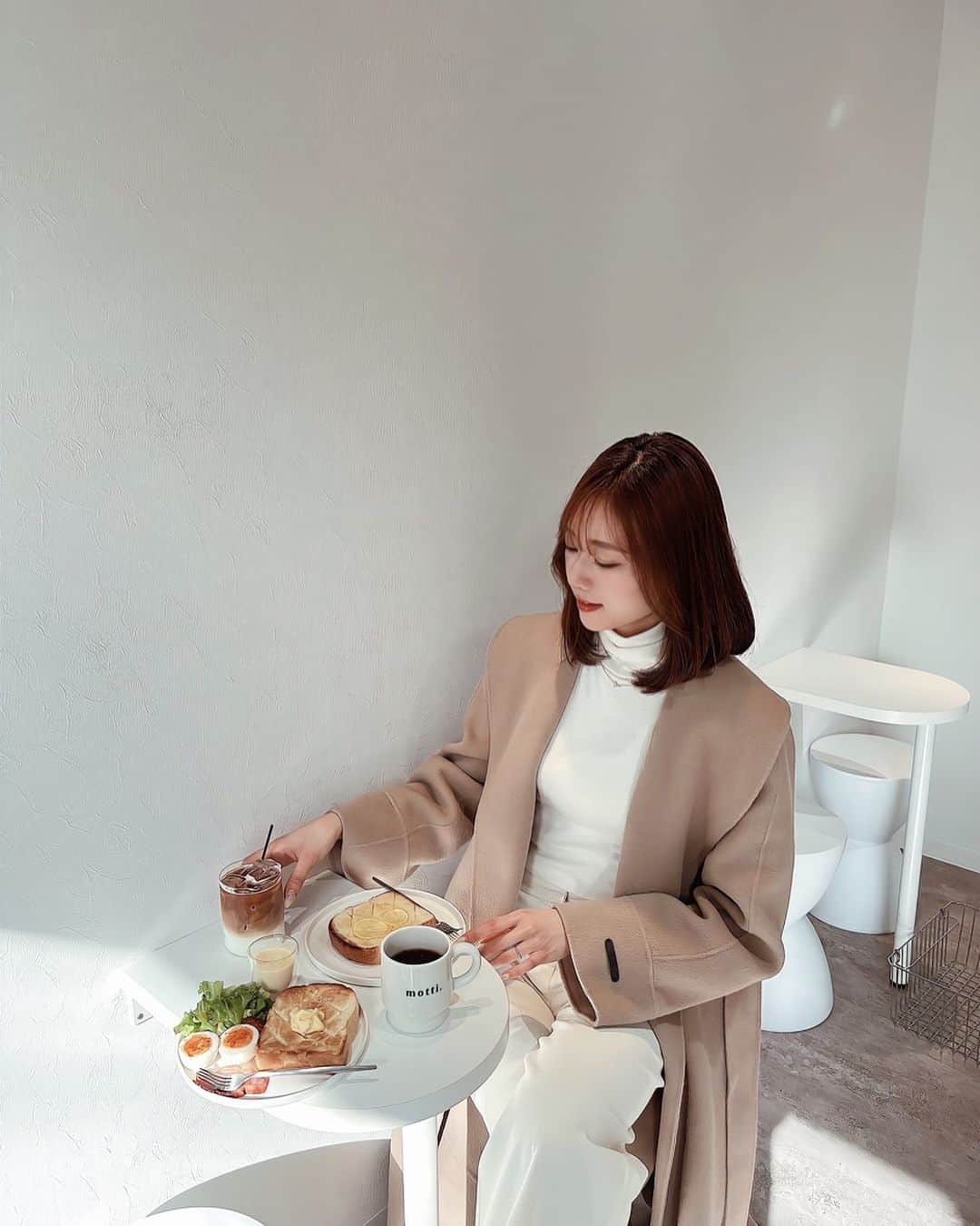 渡邉みさきのインスタグラム：「. white code🤍  #大阪カフェ#堀江カフェ #難波カフェ #カフェ #白カフェ#ホワイトコーデ #コーデ#朝活#モーニング #motticafe」