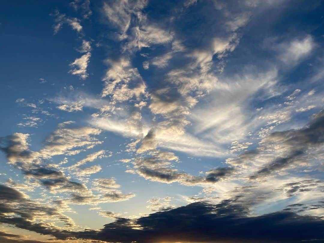 花原あんりのインスタグラム：「ずーっと見ていられる。 空。 #空 #ねむい  #sky」