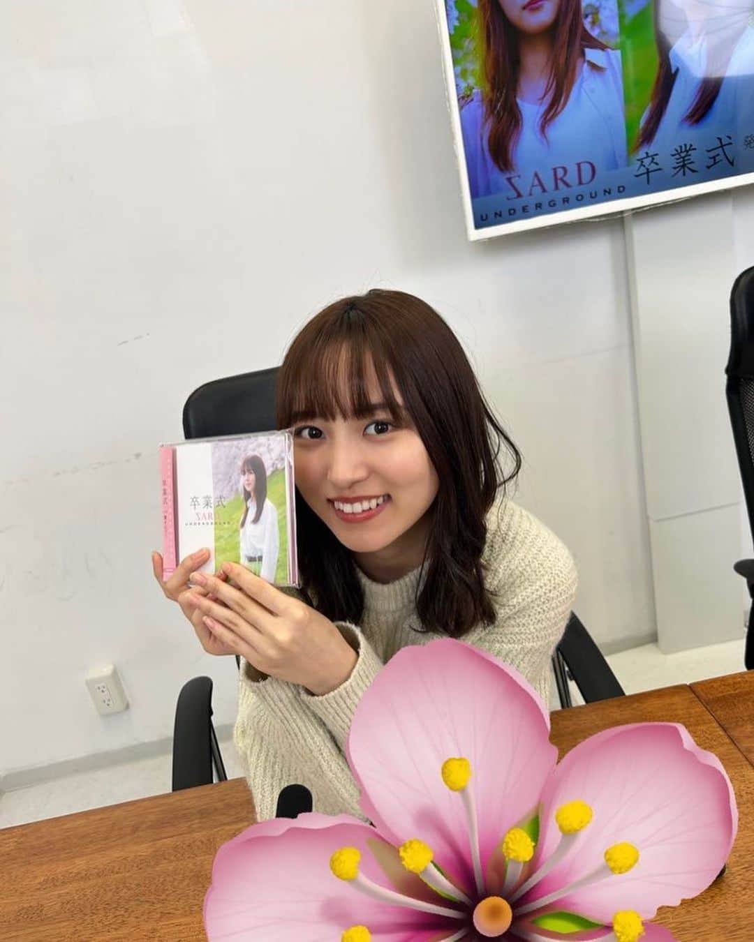 杉岡泉美のインスタグラム：「リミスタネットサイン会！！ありがとうございました！！皆さんと乾杯できたり、コメントなども読んでて楽しかったです☺️次回、2回目のネットサイン会はリリース日の2月22日にします！！宜しくお願い致します🙇🏻‍♀️  #卒業式 #2月22日 #リリース」