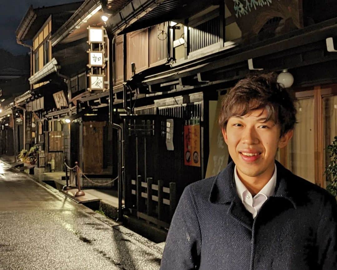スーツのインスタグラム：「高山名物の古い町並みは、昼間は大混雑していますが夜はガラガラです。ここで商売をしている人には悪いですが夜がおすめです。とはいえ写真は基本的に昼がいいので昼も行きましょう。」