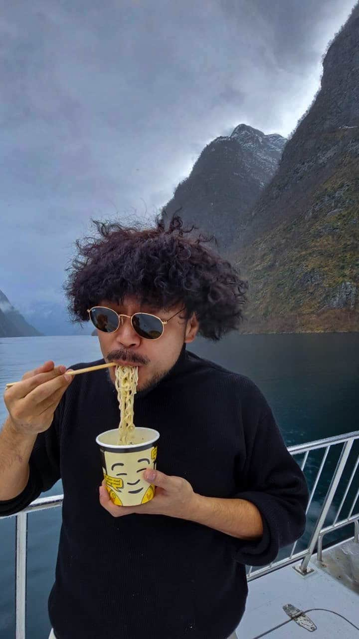 茂木夫婦のインスタグラム：「フィヨルドでカップラーメンを食す！！🍜 Eating cup noodles in the fjord! 在峽灣吃杯麵！」