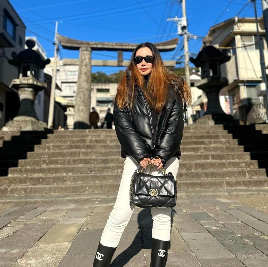 fashion dog loverのインスタグラム：「#初詣   #fashion #fashionblogger #fashionista #fashionstyle #fashionable #fashiongram #fashionaddict #fashionlover #fashionphotography #ootd #ootdfashion #outfitoftheday #outfit #outfitinspiration #ootd #ootdfashion #zara#zarawoman #zaraoutfit #chanel #ファッション#ファッションコーデ #コーデ#コーディネート #コーデ記録 #ザラ#ザラ購入品 #ザラジョ #シャネル #神社 #shrine」