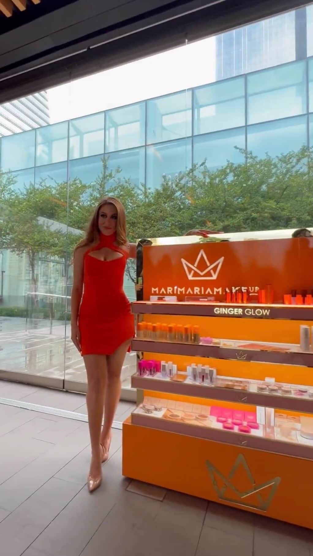 マリ・マリアのインスタグラム：「Eu e toda a equipe da @marimariamakeup estamos muito honrados e agradecidos por poder anunciar que somos uma das primeiras marcas brasileiras a ter a oportunidade única de exibir a nova coleção #gingerglow em um end cap na @sephorabrasil.  Na Mari Maria Makeup, nos dedicamos todos os dias e trabalhamos muito para crescer, por isso, ter este espaço inteiramente dedicado aos nossos produtos foi a realização de um sonho e uma grande honra.  Este é apenas o início deste capítulo. Vamos compartilhar essa nova era juntos 🧡  A Ginger Glow já está disponível exclusivamente na Sephora Brasil. Você já pode aproveitar!」
