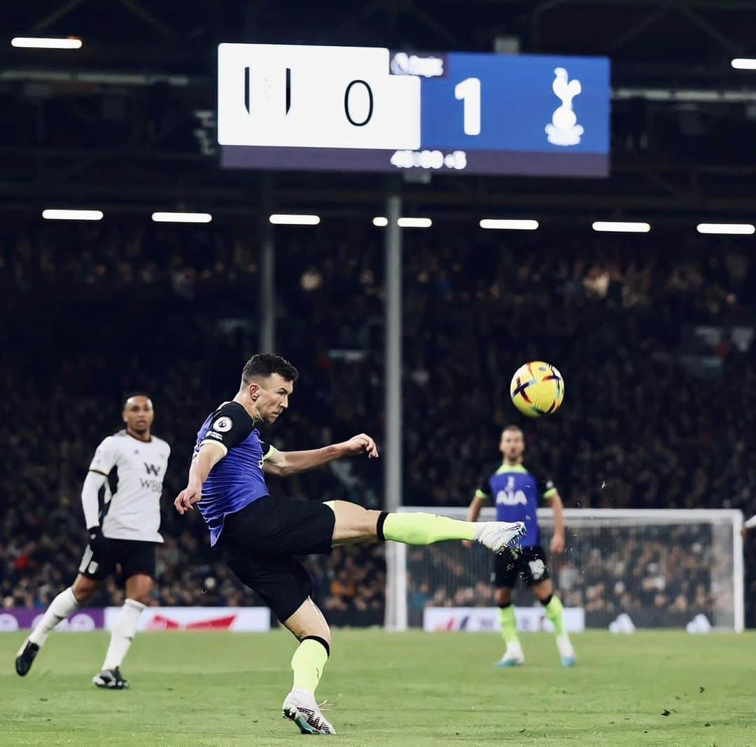 イヴァン・ペリシッチさんのインスタグラム写真 - (イヴァン・ペリシッチInstagram)「That’s what we needed. We all win together and move forward together. Thank you for your amazing support 💪🏼 .. #COYS #CleanSheet」1月25日 3時33分 - ivanperisic444