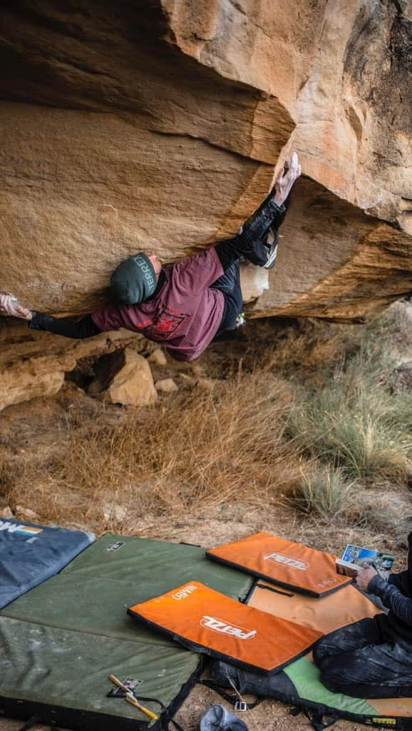 デイブ・グラハムのインスタグラム：「Xenotime [8B+] FA ⚔️ Super fun new rig in Cogul I managed to climb back in early December 🙌🏻 This is an old project from 2009 I tried with homies @jon_cardwell and @nalle_hukkataival , and after quite a few days of effort, we never found a functional method for the crux sequence. Ever since, the boulder lingered in the back of my mind. I found myself constantly trying to remember it’s holds and dimensions, grasping at an answer: what was the solution to this seemingly obvious puzzle 🤯 ? The weather was freezing in Siurana so I decided to go check it out again, and was pleasantly surprised by the rock quality and aesthetics of the climb, even if it’s quite short and not even an actual boulder, but a piece of cliffband. Its a simple game: grab the arete, try to get you feet off the lower roof, and have them arrive on an opposing feature way up and right, then escape to the jugs with a subtle kneebar. After a few days of experimentation, I realized a foot hold up and left was my only doorway to a functional sequence. I wasn’t strong enough to just hold a pure cut into foot-stab, nor cooirdinated enough to do the sick foot-swing to blind ninja-kick, so my bizzare foot-cut tap-roof to rotate to foot-stab seemed like the ticket 😅 After injuring my finger in the gym I was super unsure of what I could climb on, but upon basic inspection, nothing on this thing seemed to hurt. This was a big relief and a HUGE boost to my mindstate and motivation 😀 The fact I could actually try hard on something, and that I was most likely less hurt than I had assumed, was massive. During an awesome session with amigo @ignaciomulero I battled it out for a few hours with the strange friction on the slopey arete and the mega-sharp left hand poc-crimp, and eventually somehow gripped and balanced through the bizzare foot-swoop, didn’t drop the kneebar, and completed the puzzle 😂 Its a fast 5-move boulder in essence, where you cover a lot of ground despite the lack of moves, but its super high quality ultimately, and I highly recommend it!! @adidasterrex @fiveten_official @petzl_official @frictionlabs @sendclimbing @tensionclimbing」