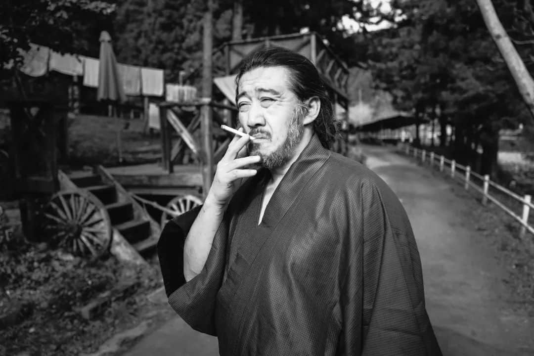 嶋本信明のインスタグラム：「Horseback riding training camp photo No.5. at Gocoo horse village. Having a break...休憩中。。。  Photo by @ryuji.k_photography   #horse #horseriding #wagura #kimono #samurai #horsebackriding #actor #training #trainingcamp #gocoohorsevillage #japaneseactor #filmmaking #photography #photooftheday #bushi #乗馬 #特訓 #和鞍 #駆け足 #合宿 #ゴクウホースビレッジ」