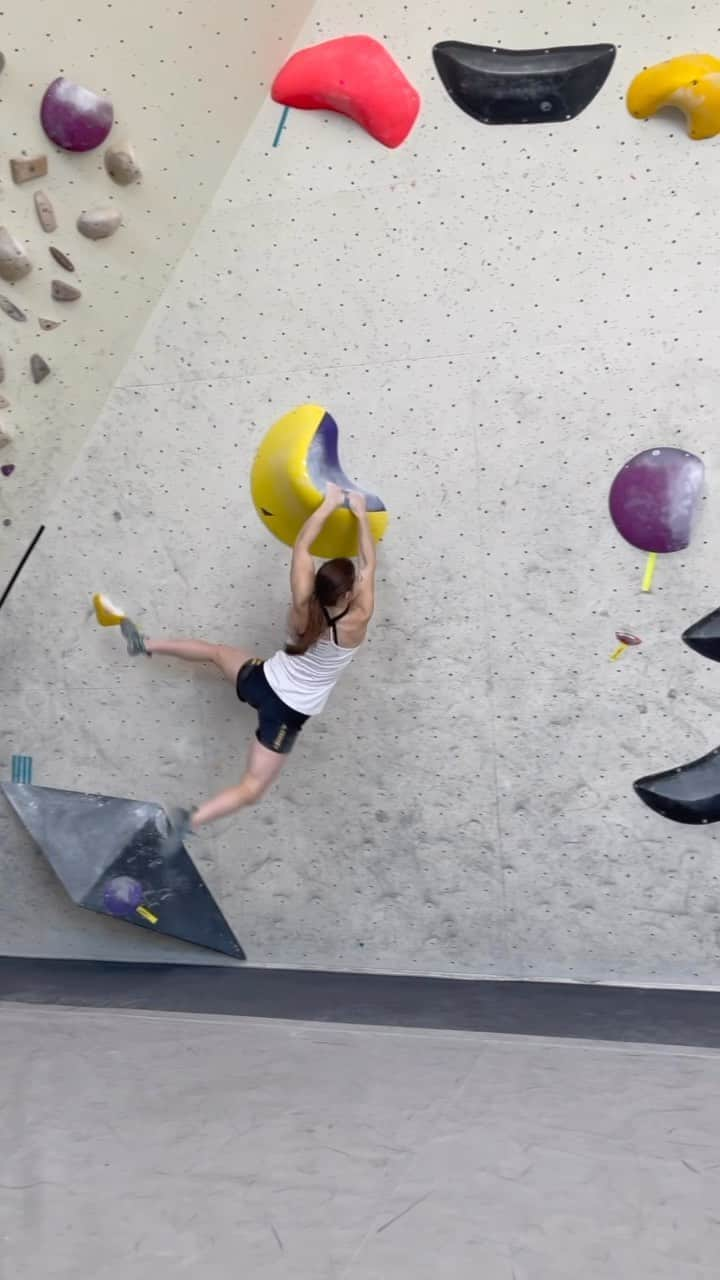 クロエ・コリエーのインスタグラム：「When you can’t top the boulder by yourself, call a friend 🇧🇪🇨🇭」