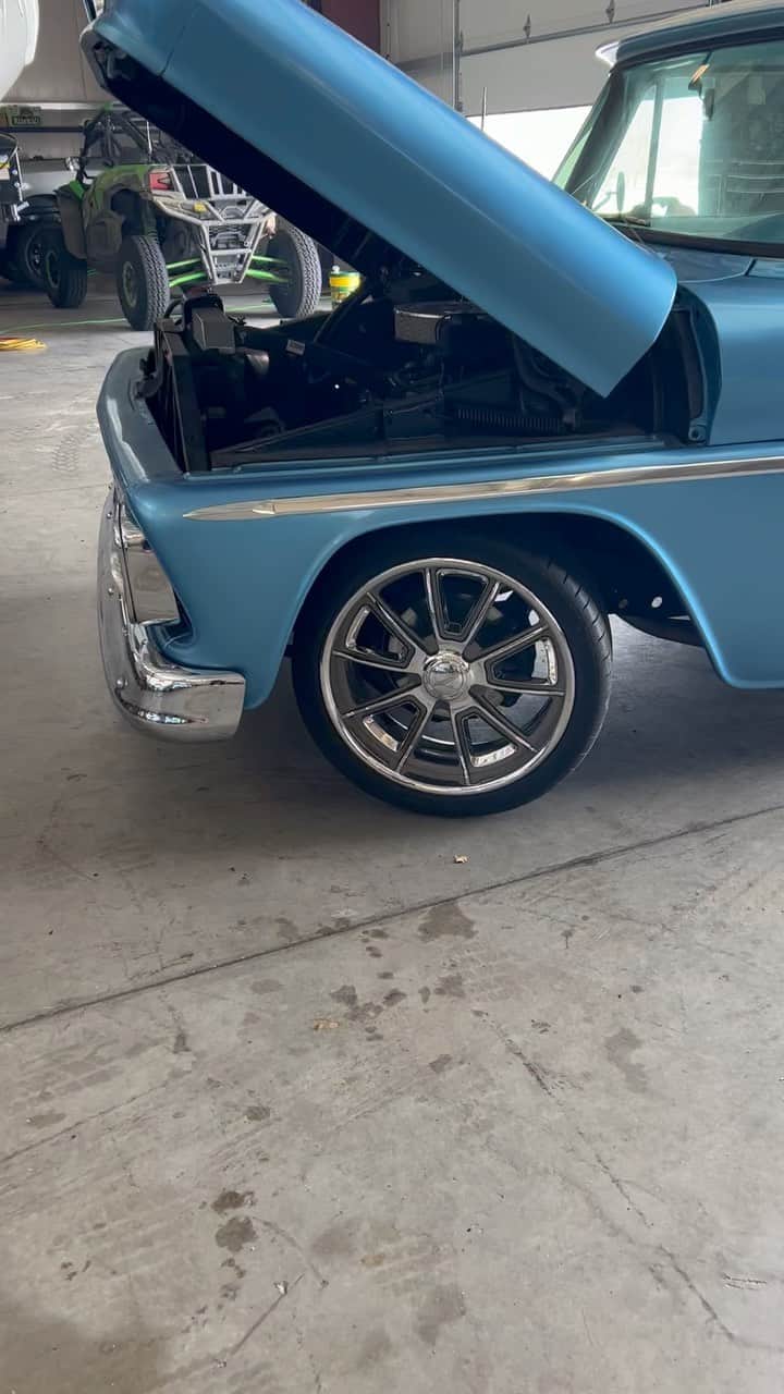 ストーン・コールド・スティーブ・オースチンのインスタグラム：「Ol Blue.  @schottwheels #throttle   #1966 #chevy #c10 #truck #350 #chevrolet」