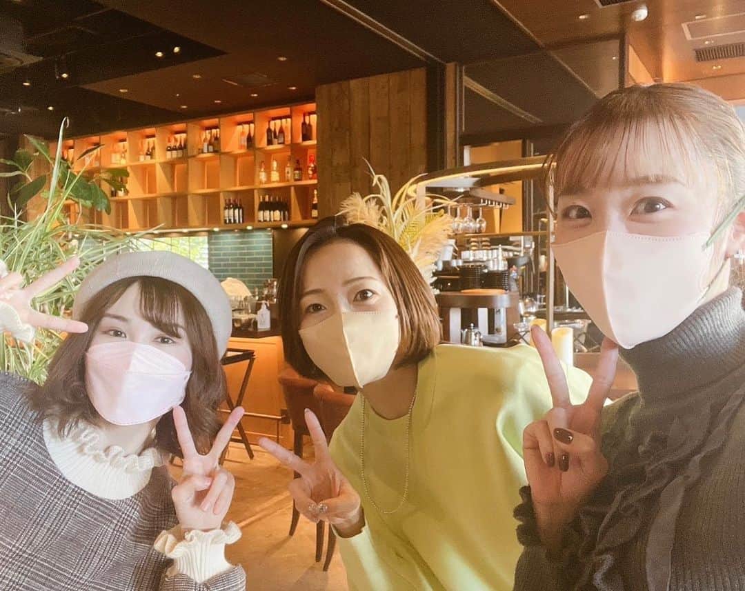 颯希有翔のインスタグラム：「☕️❤️✨  たらさんとさやかさん❤️❤️ 3人で会うのはとっても久しぶりで😳沢山喋ってお散歩して…ほっこりと楽しい時間を過ごしました💖 お散歩した公園のお花がとても綺麗で､ちょっとだけ春の訪れを感じました🌸（寒かったけどね🥶）  #愛花ちさき さん #響れおな さん #宝塚歌劇団 #宝塚og  #宙組 #月組」