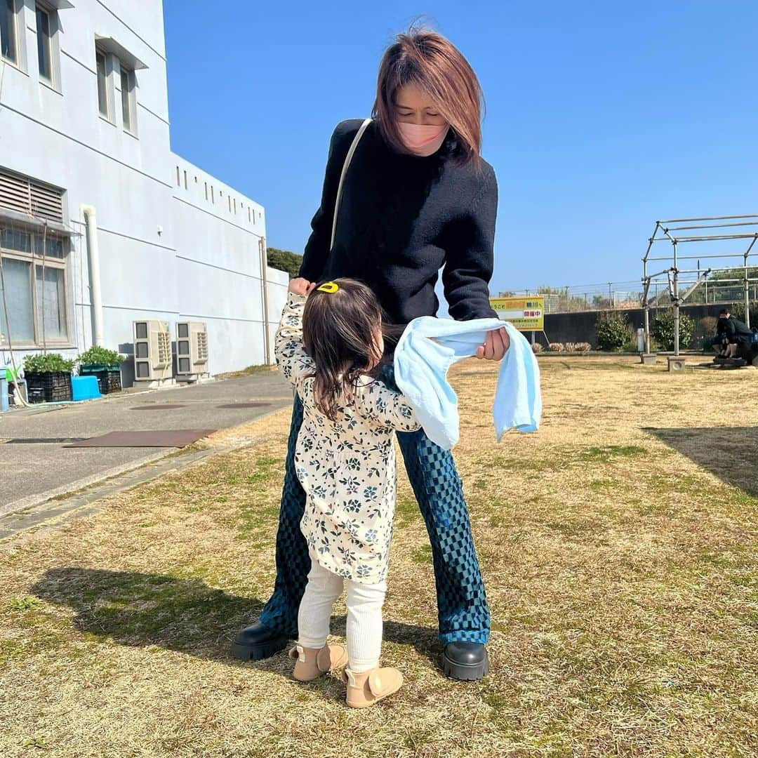 小松みゆきのインスタグラム：「🪷 先週、娘が2歳になりました お誕生日旅行に行きましたが喜んだのは その辺の公園でのお散歩… 遠出で楽しいのはまだ親だけなのね ⁡ 2年で生まれたときの身長のほぼ二倍に！！ その細胞分裂のスピードに驚き 日々新しいことが出来るようになる吸収率の高さに驚き 一年目はただお世話が楽しかったのですが 二年目は毎日驚きの連続でした ⁡ 三年目ははたして… ⁡ そして2歳になったばかりですが あら？七五三は？幼稚園の申し込みは？と 早生まれの混乱の中手探りで行事をこなし中です 早生まれの扱いはいまだに謎が多い… ⁡ #鴨川に行ったけどまだ水族館よりその辺の公園がお好み #2歳で母の身長の3分の2 #お誕生日 #おめでとう #2歳児 #小松みゆき」