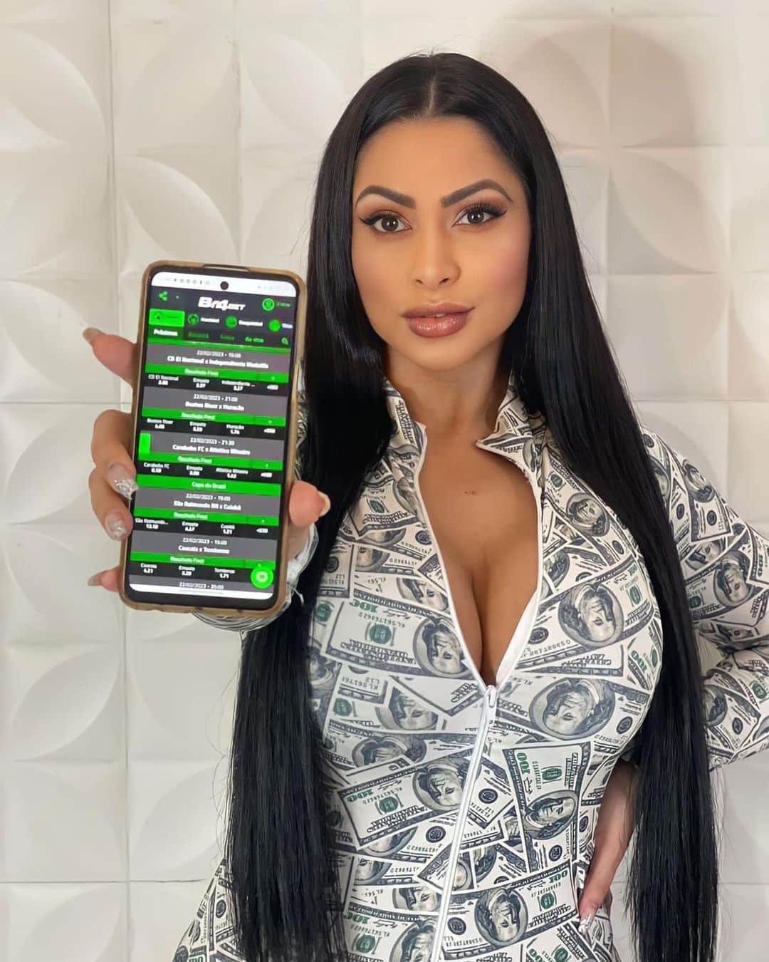 エレン・サンタナのインスタグラム：「Esse é o meu segredinho que está mudando a minha vida.  Esse ano promete $$$$$  Vocês já conhecem a @br4bet ? Não ?!  Se ainda não conhece  A @br4bet é a casa esportiva que mais cresce em todo Brasil 🇧🇷  Estou adorando fazer parte desse time😉 Se você tem mais de 18 anos ,e quer se divertir e ainda ganhar uma graninha extra,vem com a melhor @br4bet」