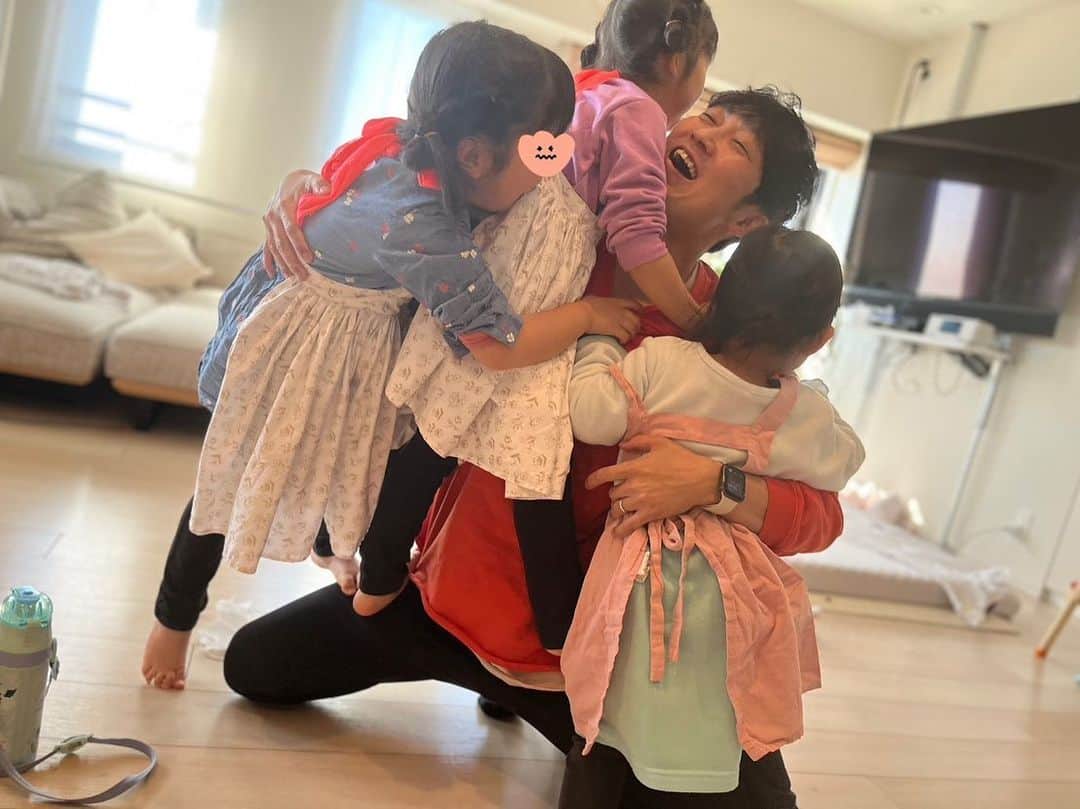 石田明のインスタグラム：「久しぶりの再会  #娘たち #石田たち #三姉妹 #しあわせ」