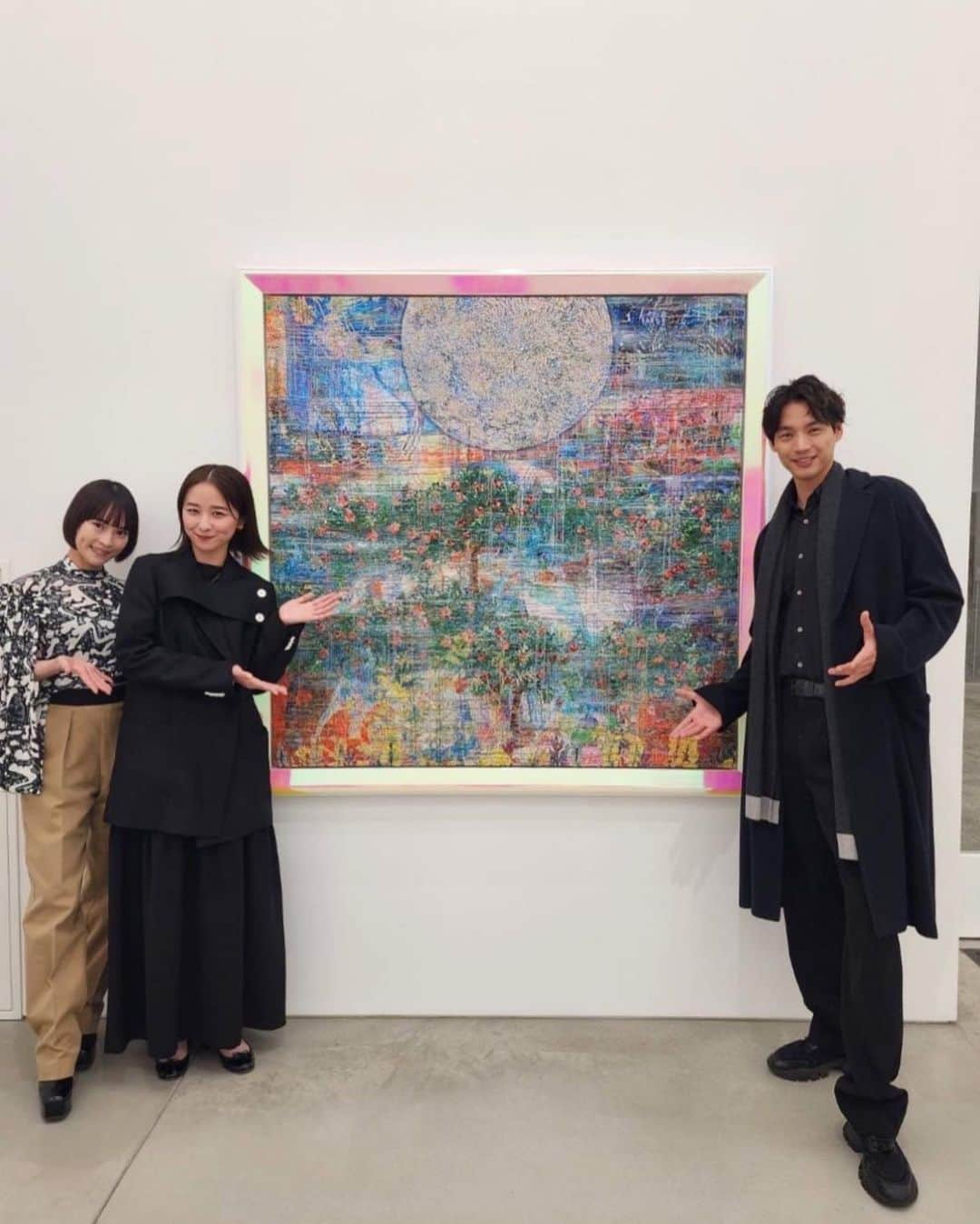 堀田真由さんのインスタグラム写真 - (堀田真由Instagram)「・ 清川あさみさんの新作個展  「Mirror World」にお招きいただきました。  大胆にみえるものも 作品を近くからみると一本一本の 糸がとても緻密で繊細。 そしてそして✨大奥の原画も 自分の目でみることができてとても感動しました。  清川さんから直接作品のテーマや お話を聞けて貴重な時間を過ごさせていただきました。 有功様にも時空を超えてお会いできて 大奥を通して素敵な出逢いが重なり感謝です。 本日からオープンだそうです😌🌿 皆様も是非♡」2月23日 7時59分 - mayuhotta