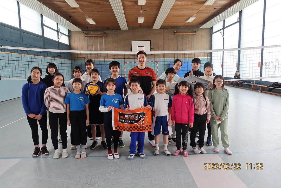 井手智さんのインスタグラム写真 - (井手智Instagram)「今日は朝からベルリン日本人国際学校へお邪魔させていただき 子供達、先生方と交流をさせていただきました‼︎🙇‍♂️  講義をさせていただいたり、一緒にバレーボールをしたりと短い時間でしたが、みなさんと交流する事ができ、またベルリンでこのような活動もできて嬉しく思います。  最後に子供達からお花と歌のプレゼントもしていただき、歌のプレゼントは人生ではじめての経験だったので、ほんとに感動しました‼︎  ベルリン日本人国際学校の校長先生をはじめとする先生方、保護者の皆様、そして子供たち  今日は本当にありがとうございました😊  是非また試合も見に来て応援してください😊  #ベルリン日本人国際学校 #おにぃさんと呼ばれたい一心で #そりゃ髭もそるよ」2月23日 8時10分 - satoshi________________
