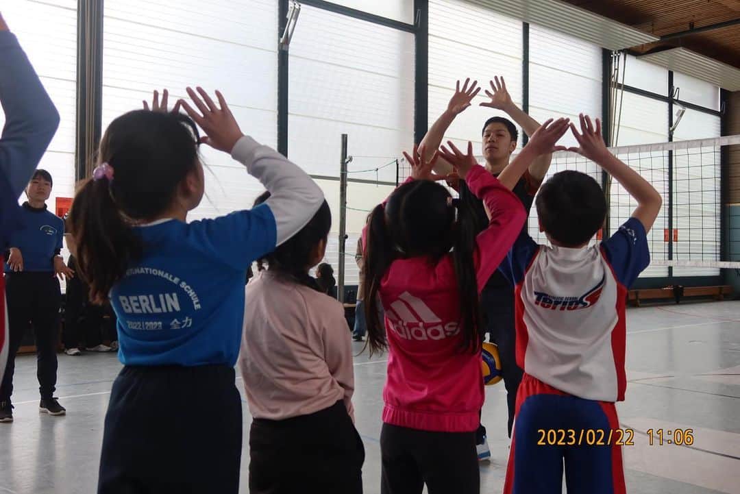井手智さんのインスタグラム写真 - (井手智Instagram)「今日は朝からベルリン日本人国際学校へお邪魔させていただき 子供達、先生方と交流をさせていただきました‼︎🙇‍♂️  講義をさせていただいたり、一緒にバレーボールをしたりと短い時間でしたが、みなさんと交流する事ができ、またベルリンでこのような活動もできて嬉しく思います。  最後に子供達からお花と歌のプレゼントもしていただき、歌のプレゼントは人生ではじめての経験だったので、ほんとに感動しました‼︎  ベルリン日本人国際学校の校長先生をはじめとする先生方、保護者の皆様、そして子供たち  今日は本当にありがとうございました😊  是非また試合も見に来て応援してください😊  #ベルリン日本人国際学校 #おにぃさんと呼ばれたい一心で #そりゃ髭もそるよ」2月23日 8時10分 - satoshi________________