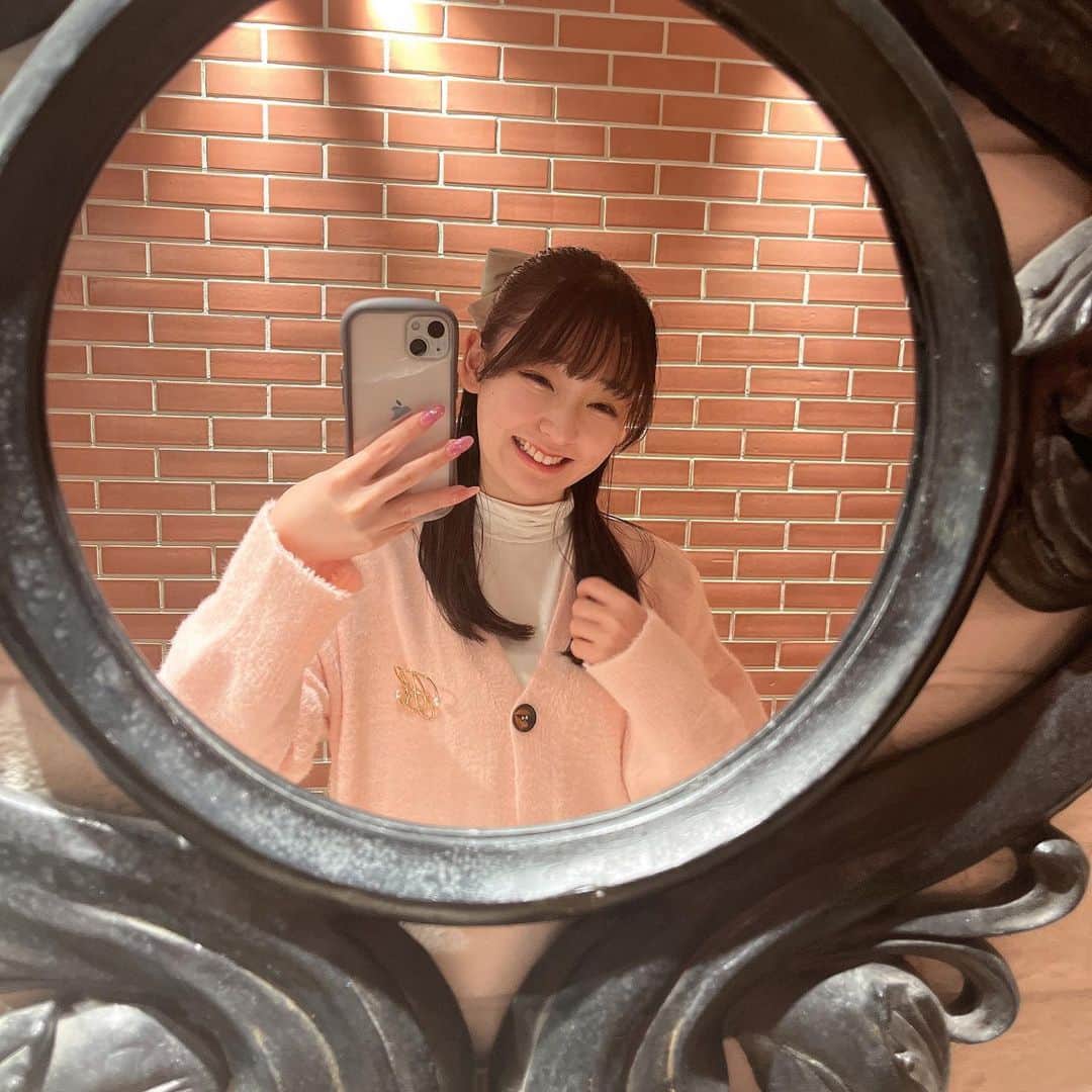 尾野寺みさのインスタグラム：「最近の尾野寺さん写真たち📸 ⁡ ⁡ ⁡ 1枚めのブローチは可愛すぎてデコチェキにも使ってる！！！ 2枚目に写ってるブラウスはこの間ご飯食べた時に着て行ったんだけどシルエットが可愛くて最近結構使ってる😇 あとランニング用におしゃれなタンクトップとパーカー買った！ スポーツサンダルも夏用に買ったんだけど、使いやすすぎて今もう使ってるよ〜 あとは最近鞄も新調しまして！ レザー素材がめっちゃかわいい💕 ⁡ ZOZOTOWNは商品到着が早くって、着たいと思った時にすぐ届くから忙しくてもちゃんとおしゃれできる💄 初回は2000円引きとかになるから見てみて！ ⁡ 新しく開設されたインスタ見やすいよ！ @zozotown_girl  ⁡ #ZOZOTOWN #ZOZOTOWN購入品 #ZOZO活 #PR」