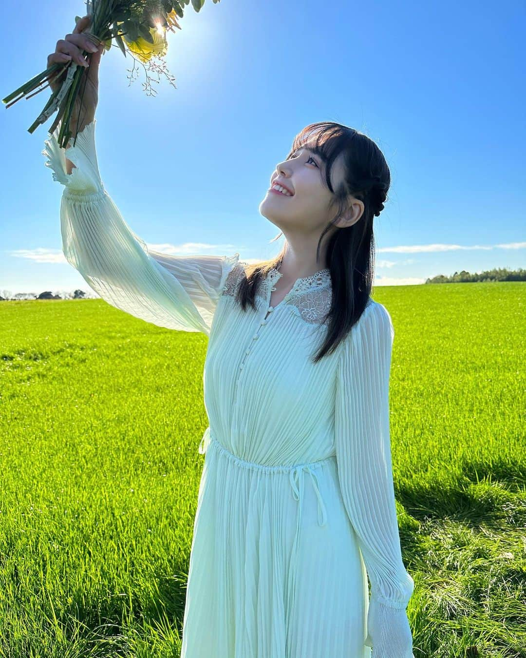 諸橋沙夏さんのインスタグラム写真 - (諸橋沙夏Instagram)「☁️🫧💐 ⁡ ⁡ ⁡ 2.22 Release 『この空がトリガー』 ⁡ ⁡ ⁡ 沢山の方に愛される曲たちになりますように…… ⁡ ⁡ 13枚目singleよろしくお願いします。 沢山思い出を重ねていきましょう。 ⁡ ⁡ 最後の写真はまつ毛が綺麗すぎて 載せた( 👁‿👁 ) ⁡ ⁡ ⁡ #この空がトリガー  #イコラブ  #イコールラブ  ⁡ ⁡ ⁡」2月23日 21時00分 - morohashi_sana