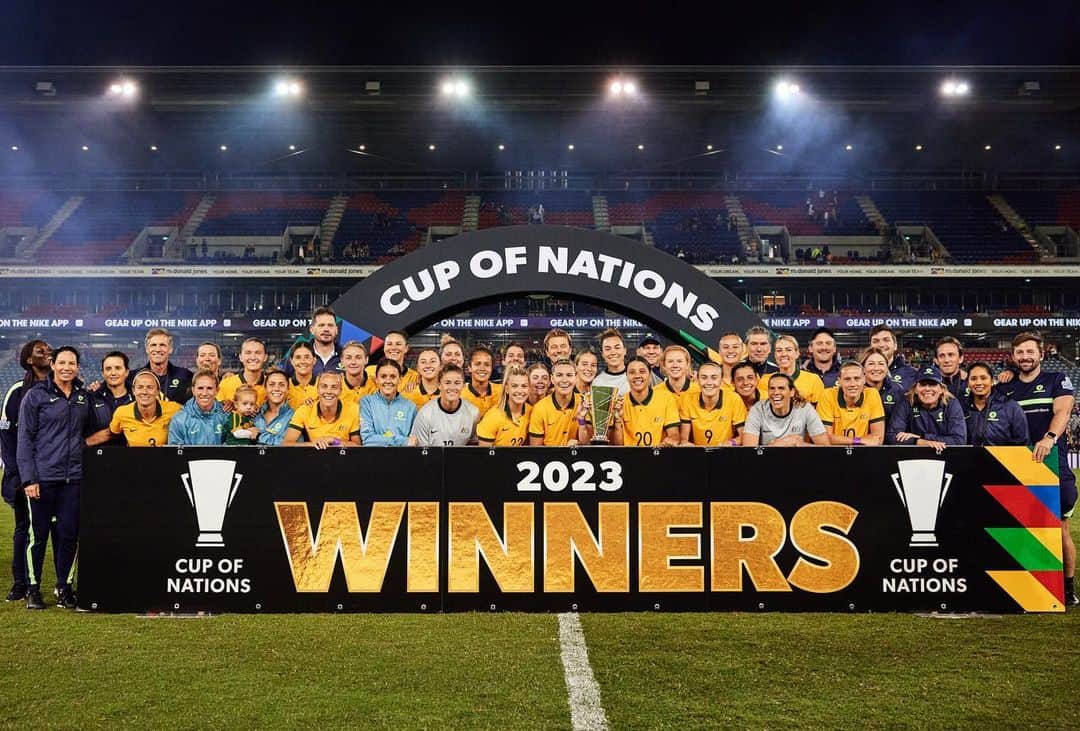 イリース・ケロンド・ナイトのインスタグラム：「🏆!   Amazing work by everyone to lift our first trophy in 23’. Proud as punch.   😊💚💛  #cupofnations @bythewhiteline @matildas」