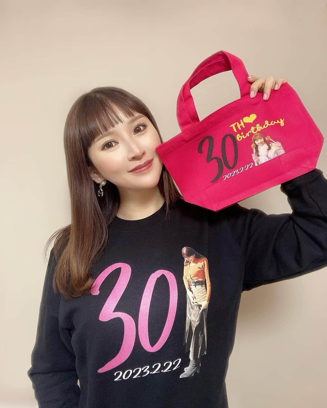 倭早希さんのインスタグラム写真 - (倭早希Instagram)「誕生日🎂🎂 30歳になりました🎂✨  30代も頑張るぞ〜〜🥹❤️‍🔥  日付が変わらないうちに 友達が作ってくれた服を着て投稿📸笑  #20230222 #birthday」2月22日 23時54分 - saki_yamato_