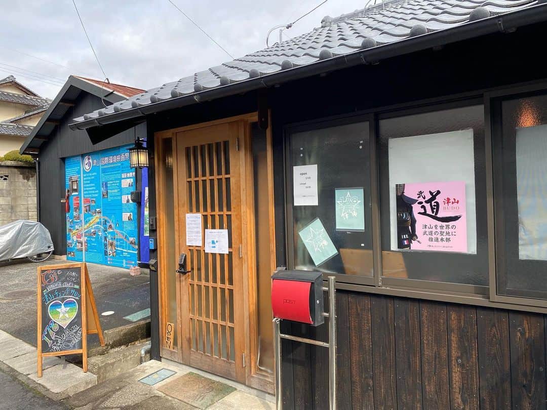 ハロー植田のインスタグラム：「稲葉さんの故郷岡山県津山市🏘  B’zファンおなじみの178津山ファンクラブルーム近辺が変わりました！！駐車場が綺麗になって番号が1783に✨近くには素敵な宿泊施設も多数😆  皆さんぜひ津山へお越しください🤘  ♪さぁ〜見つけるんだ〜僕たちのHOME〜（B’z『HOME』より）  ホルモンうどんで有名な津山。 道端にリアルにうどん落ちてた笑  #津山市 #美都津山庵 #B’z看板前 #178津山ファンクラブルーム #津山美都地区リストワール小路 #城東地区 #津山ホルモンうどん #ハロー植田 #bz」