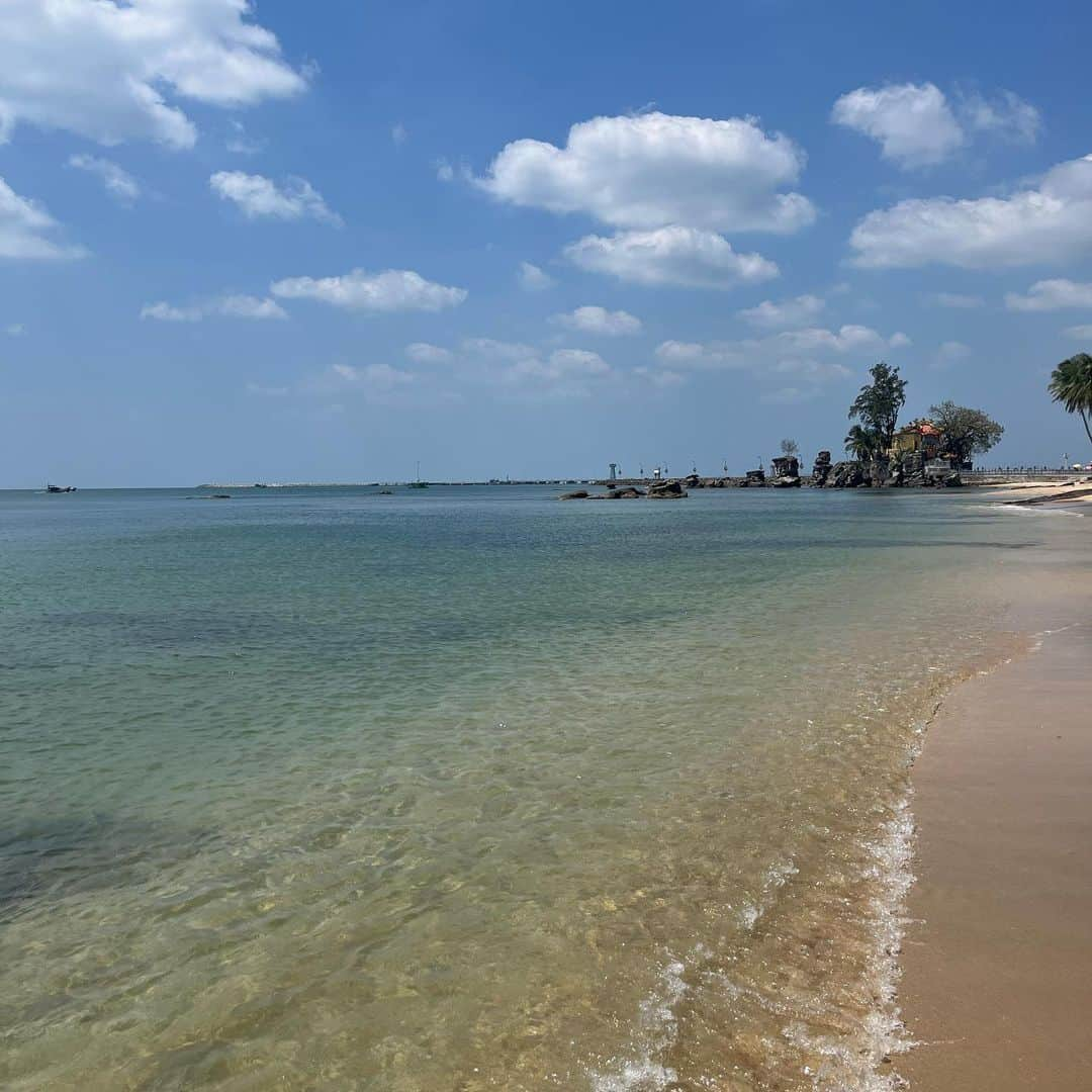 ひなたのインスタグラム：「フーコック島、なかなか海が綺麗で静かで良きでした🙆‍♀️でも離島なので車とバイクどっちの免許も持ってないので移動がちょっと大変だったよ〜  #phuquoc #vietnam」