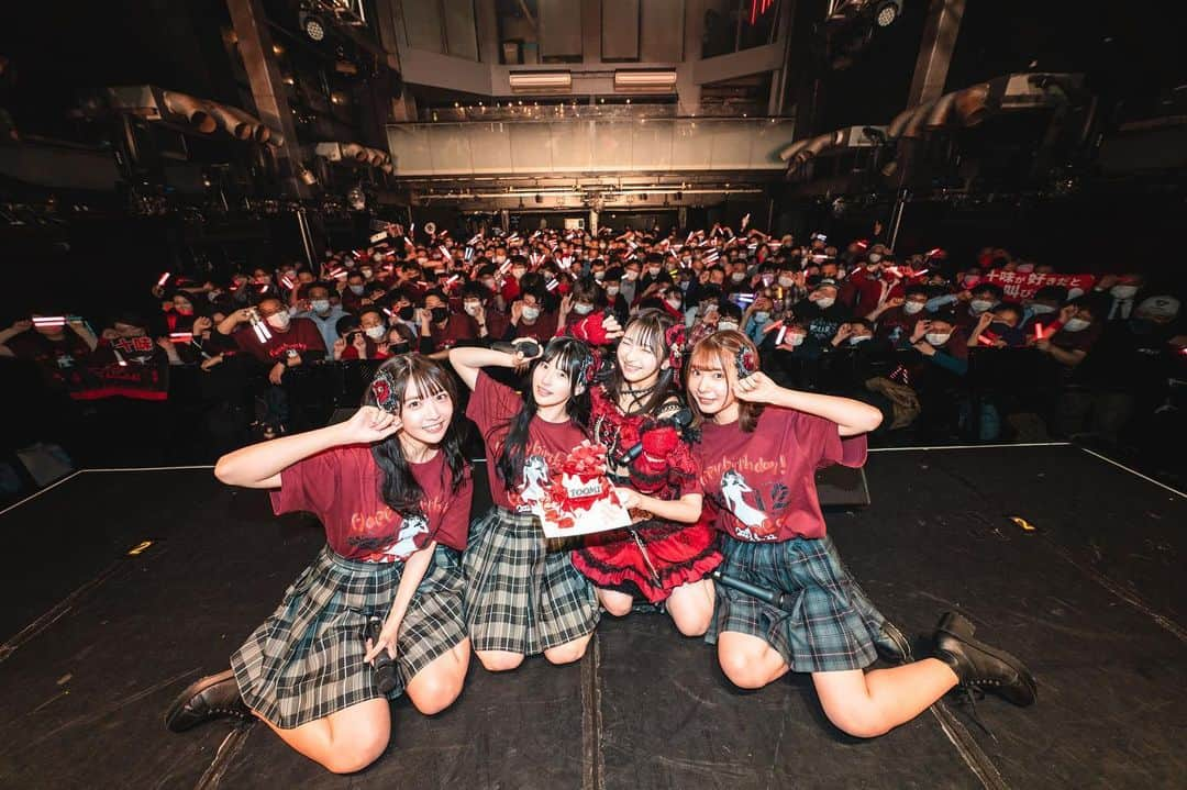 十味さんのインスタグラム写真 - (十味Instagram)「#2i2 定期公演~十味生誕祭~ ありがとうございました❤️  こんなに幸せな景色があるんだって思った1年前の生誕 そこから1年、もっと幸せな景色を見ることが出来て胸がいっぱいです😭  皆を含めて #ニーニ です！ 大好きで、大切で、ずっと一緒にいたい存在です😖  改めて本当にありがとうございました！」2月23日 0時15分 - toomi_nico