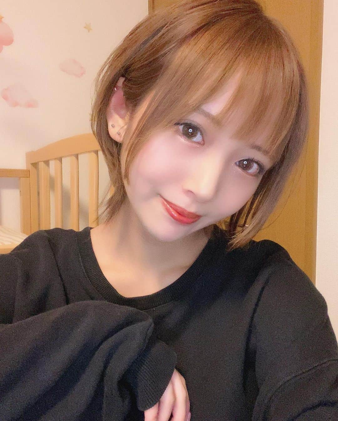 鈴木りんだのインスタグラム：「伸ばすと決めても軽率にバッサリ切る女」