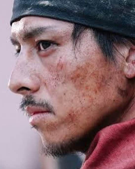 原浩大さんのインスタグラム写真 - (原浩大Instagram)「大変恐縮ながら、やっとこさキングダムを拝見！！！  満島真之介さん演じる壁(へき)は 吉沢亮さん演じる嬴政(えいせい)に尽くす武将。  まっすぐな忠誠心を貫く姿 とてもかっこよかったです✨✨✨  頬のあざをもっと丁寧に メイクして欲しいニセ壁を添えて🙇‍♂️  #キングダム #壁 #満島真之介さん」2月23日 0時42分 - haragetyou