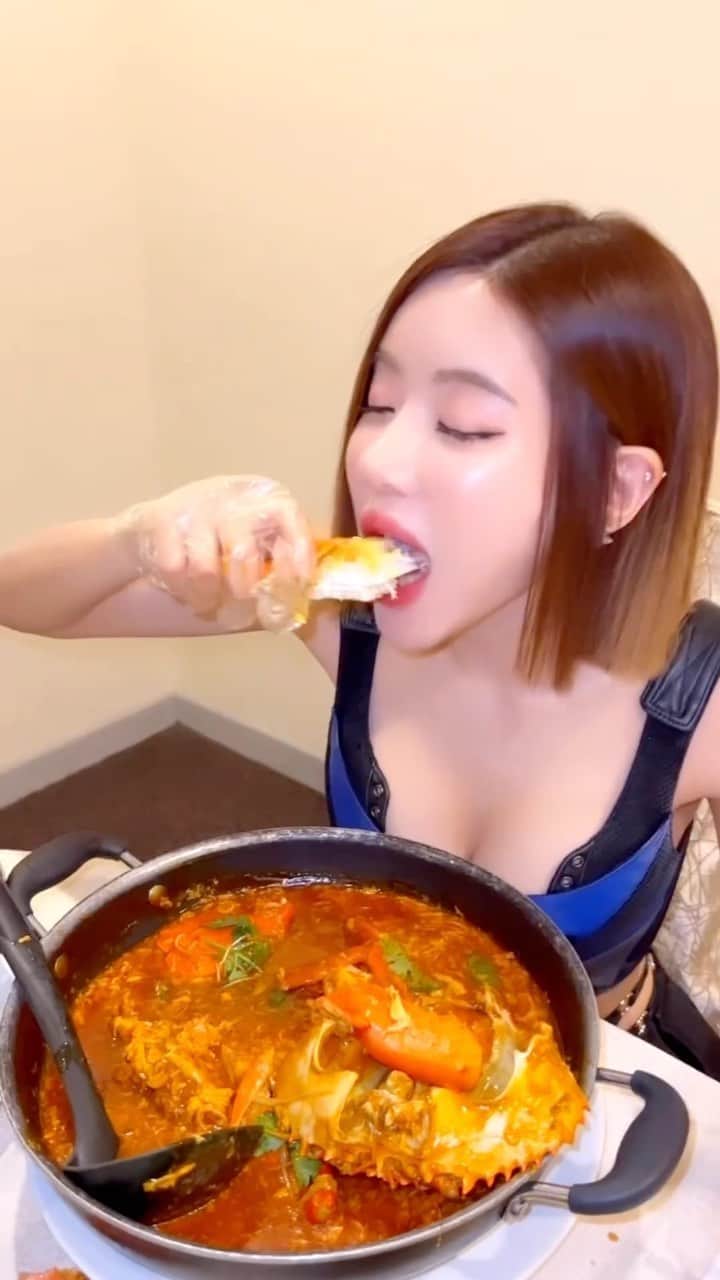 Dj Sodaのインスタグラム：「Last time when I visited Singapore, the most memorable and delicious food in Singapore was that I have visited the chili crab restaurant called Roland restaurant @rolandrestaurant 🦀❤️‍🔥and that place was serving the best chili crab ever!! It’s been operated by third generations from  grandma to her grandson since 1956.👍🏻👍🏻 It was even more mouthwatering when they informed me that they are the creator of the mighty chili crab in Singapore.😋😋 I just heard that Grandmother who created chili crab passed away last week.. Sorry for her loss and rest in peace 🙏」