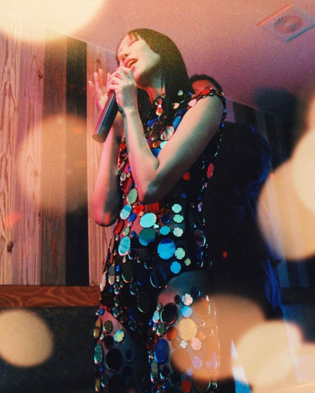 パク ・スジュのインスタグラム：「VOGUE US MARCH 2023 “TOMORROWLAND”  By @chogiseok styled by @kphelan123  🖊️ @monmoon Makeup Artist @ohseongseok  Hair Stylist @gabe.sin  🪐📢🤍」