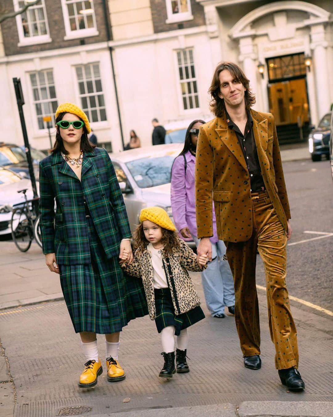 ソーコのインスタグラム：「A little London family trip to see our friends at @paulandjoeparis : @sosopaulandjoe @adrienalbou @leithclark  I love traveling with these 2 so so much 🧸 🇬🇧  1 & 3 pic by @sharonlopez  5,6,8,9 by @stephanefeugerephotography   And last slide, i die 😭 Make up @anitakeeling  Hair @philippetholimet」