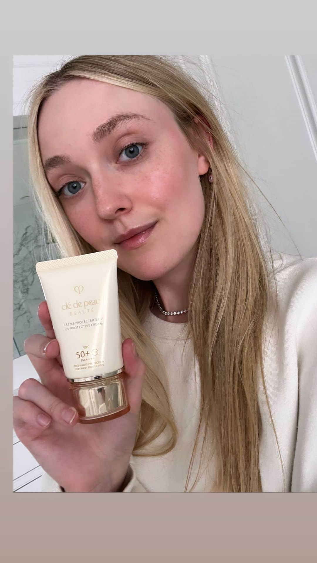 ダコタ・ファニングのインスタグラム：「UV protection has been a part of my routine for as long as I can remember. I don’t walk outside without sunscreen on, and always have some in my bag to reapply throughout the day. Protection is key to healthy and smooth skin. And don’t forget the rest of your body that can just as easily be damaged by the sun! #CPBCollective」